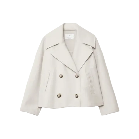Manteau court croisé blanc cassé avec col large façon tailleur, double boutonnage et coupe ample, présenté sur fond clair.