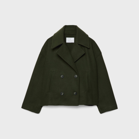 Manteau court vert kaki à double boutonnage, col large façon tailleur et coupe ample, présenté sur fond clair.