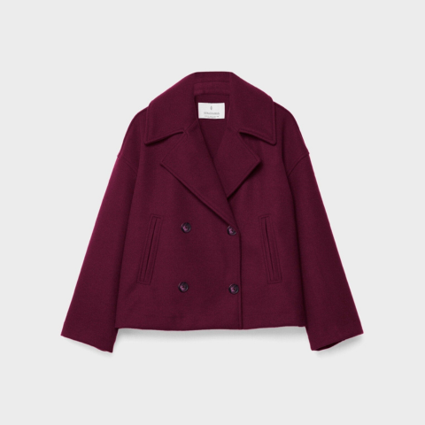 Manteau court bordeaux à double boutonnage, col large façon tailleur et coupe ample, présenté sur fond clair.