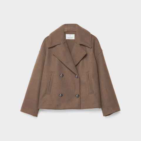 Manteau court marron taupe à double boutonnage, col large façon tailleur et coupe ample, présenté sur fond clair.