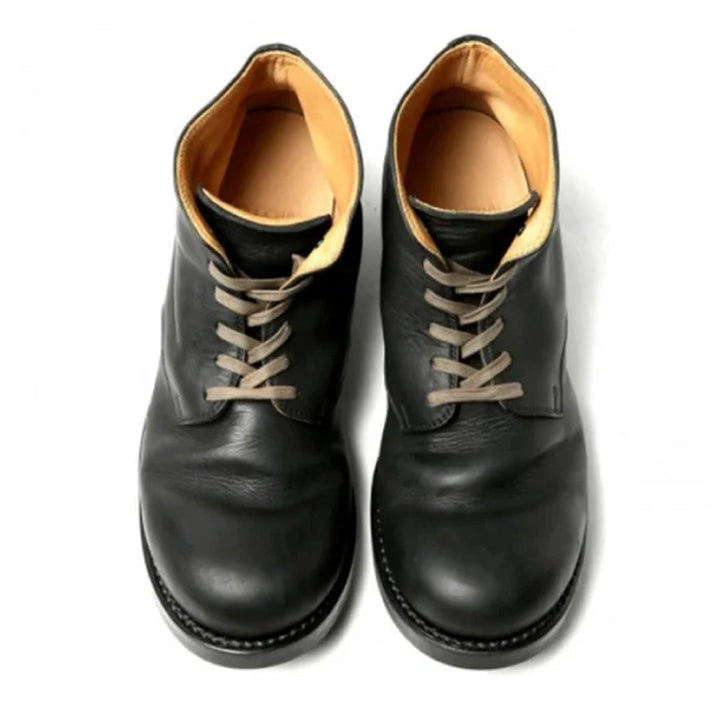 Paire de bottes en cuir noir pour homme, au design classique et raffiné. Les chaussures présentent un laçage beige contrastant et un intérieur doublé en cuir beige clair. Conçues avec une semelle robuste et une finition lisse, elles offrent un style intemporel et une durabilité idéale pour un usage quotidien ou professionnel.
