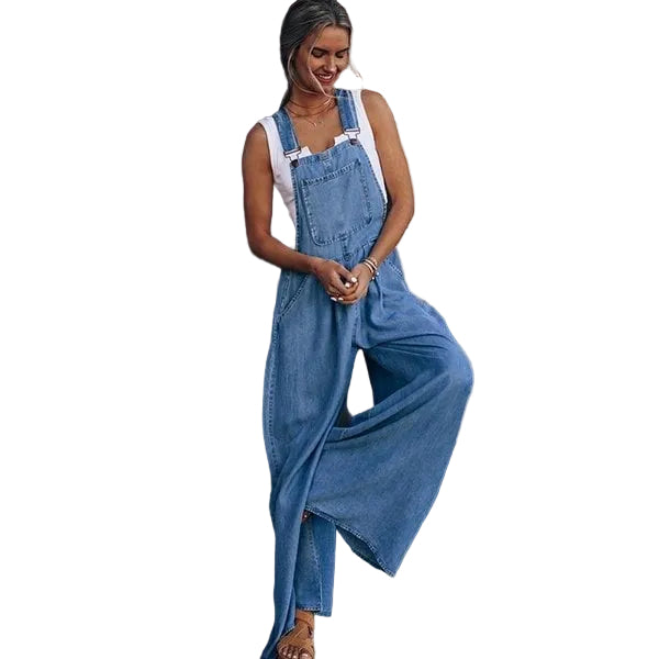 Combinaison en denim Tara pour femme, style moderne et décontracté, avec bretelles ajustables et coupe large fluide. Portée avec un top blanc, idéale pour un look casual chic confortable et tendance.