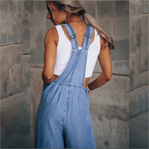 Combinaison en denim Tara pour femme, détail du dos avec bretelles ajustables et coupe fluide. Style moderne et décontracté, associé à un top blanc, parfait pour un look casual chic et confortable.