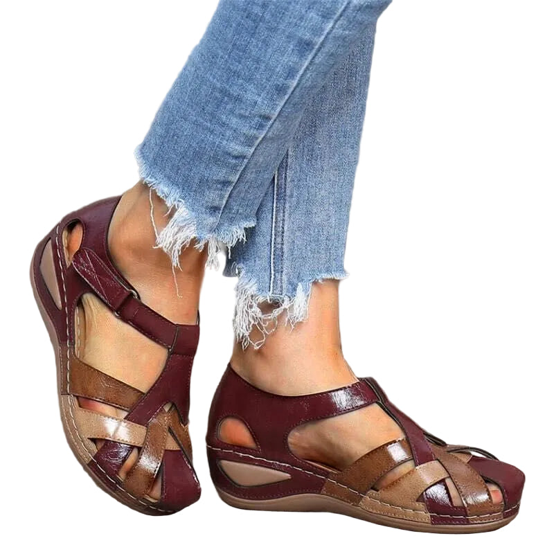 Sandales de marche pour femme Tatiana modernes, multibrides bordeaux et marron, bout ouvert avec découpes latérales et fermeture scratch, portées avec un jean.