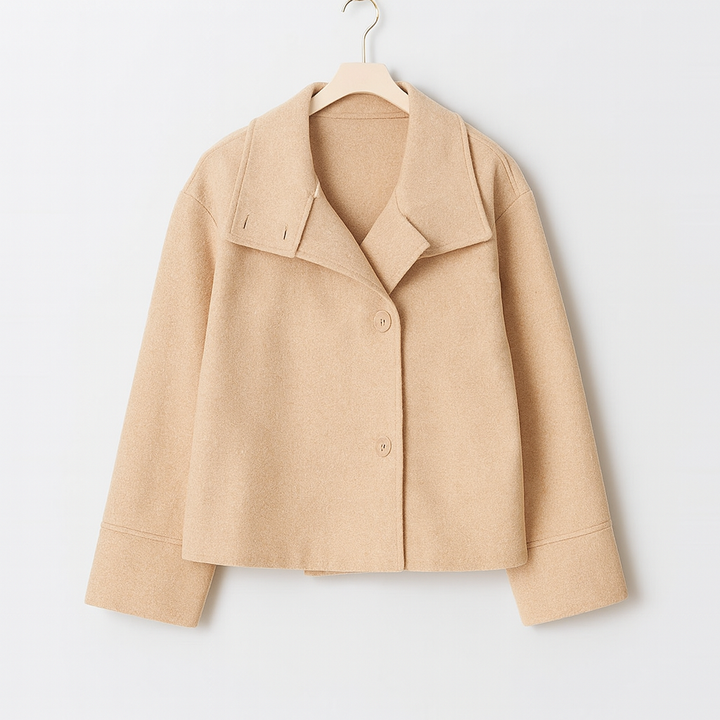 Manteau court beige pour femme, à double boutonnage et large col. Sa coupe droite et minimaliste offre une allure moderne et sophistiquée. Doux et élégant, ce manteau est idéal pour les tenues d'automne et d'hiver, apportant une touche chic et intemporelle à toute garde-robe.