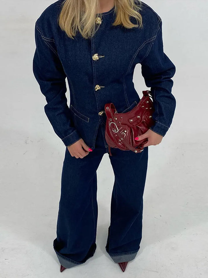 veste en jean bleu foncé à boutons argentés et pantalon assorti, coupe droite, look hivernal chic en extérieur urbain.