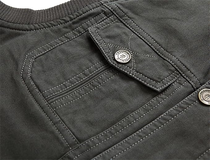 Détail de la poche poitrine du gilet kaki foncé avec rabat boutonné, surpiqûres renforcées et tissu effet robuste.
