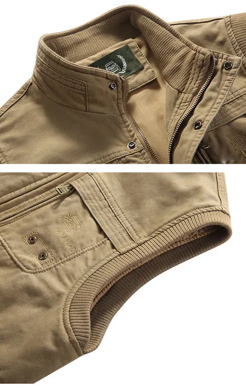 Gros plans du gilet sans manches beige montrant le col montant côtelé avec fermeture zippée et la finition bord-côte aux emmanchures.