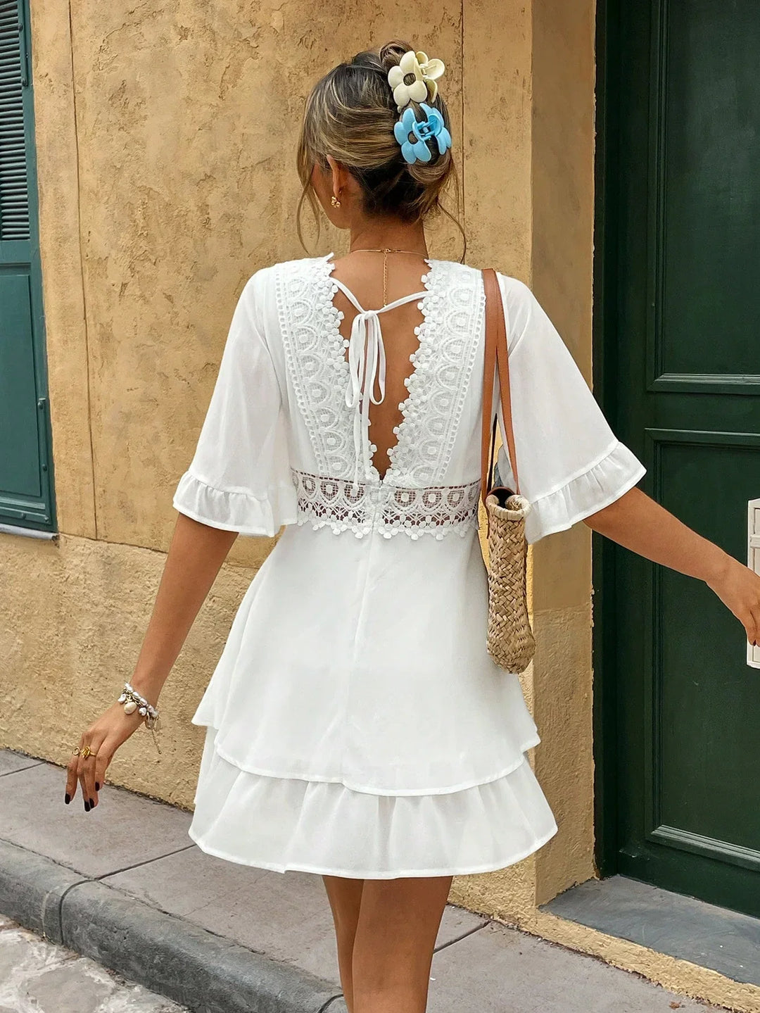 Robe d'été bohème Turquoise pour femme, avec dentelle et volants, moderne et élégante. Cette robe blanche à dos nu délicat, ornée de dentelle et de volants, offre un style féminin et raffiné. Parfaite pour un look bohème chic, elle est idéale pour les journées ensoleillées et les occasions estivales.