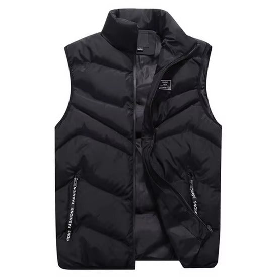 Gilet matelassé pour homme de couleur noire avec fermeture éclair et poches latérales zippées. Le modèle présente un col montant et une doublure intérieure assortie, offrant une allure élégante et moderne. Confortable et chaud, ce vêtement sans manches est parfait pour les journées froides ou pour compléter un look urbain d’hiver.