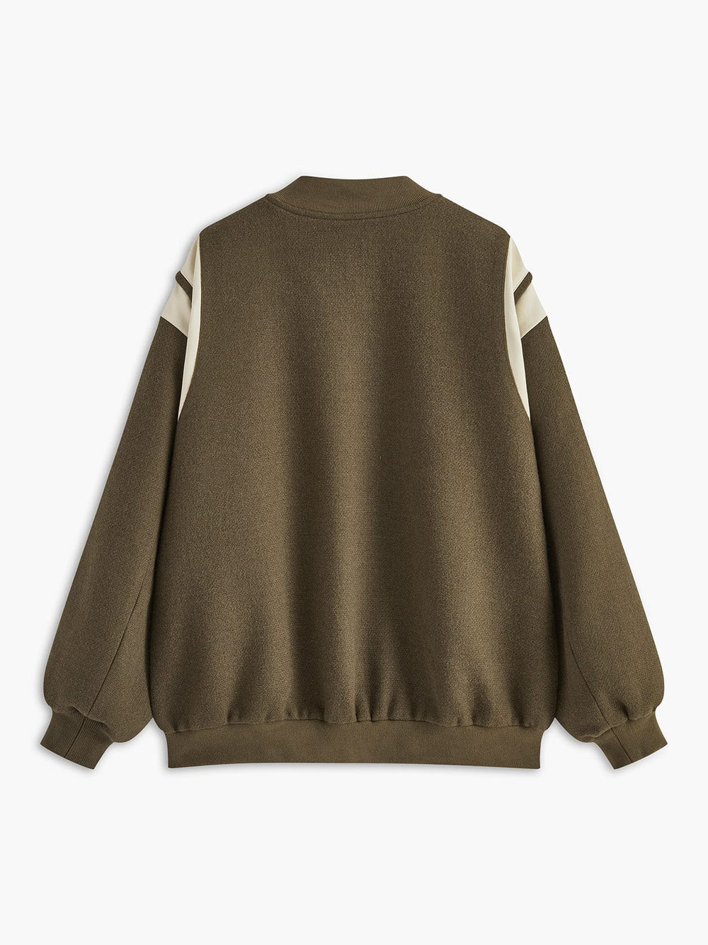 kaki olive avec empiècements crème sur les épaules, fermeture par boutons-pression argentés, poches latérales et coupe légèrement oversize, look tendance.