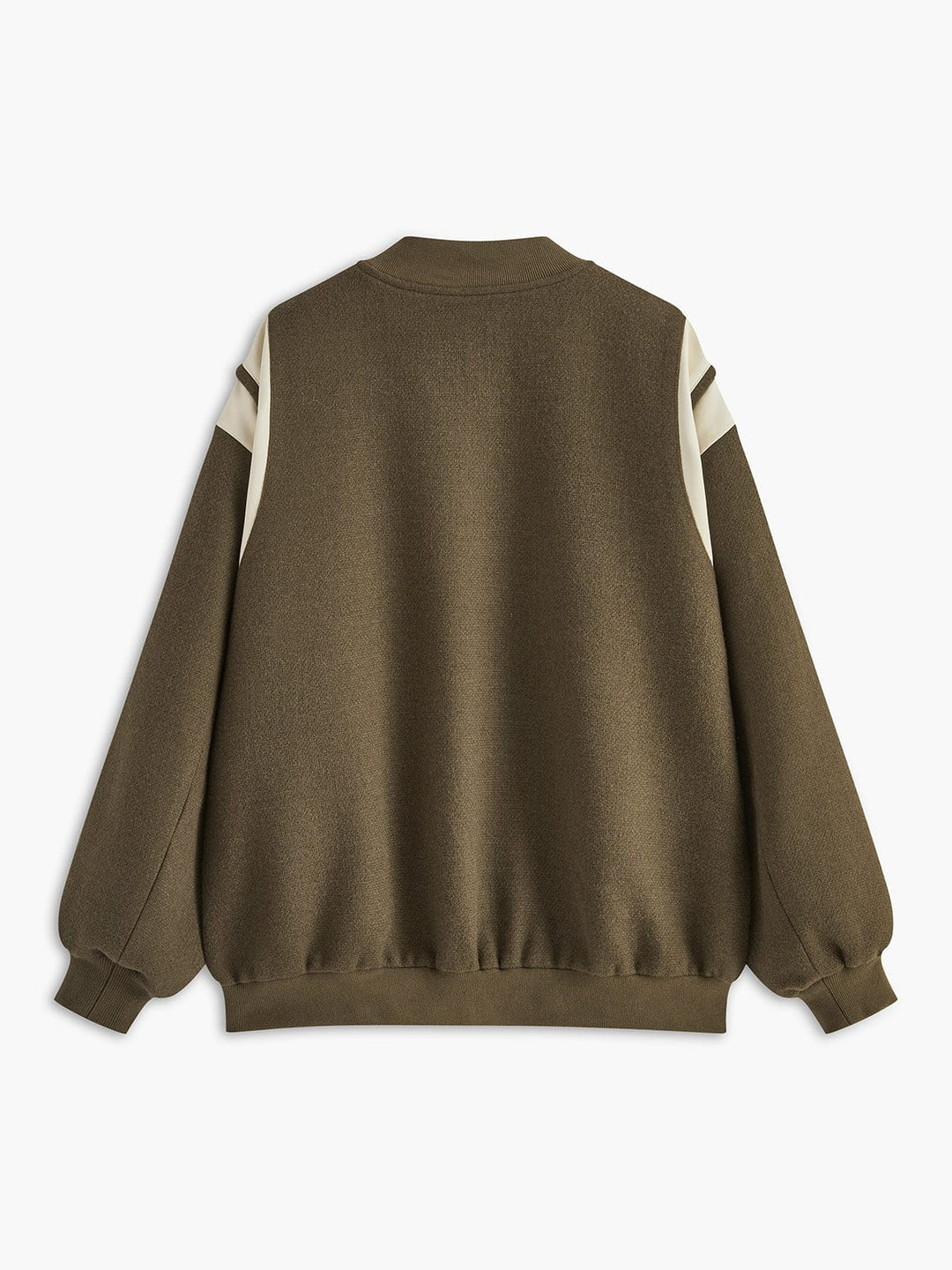 kaki olive avec empiècements crème sur les épaules, fermeture par boutons-pression argentés, poches latérales et coupe légèrement oversize, look tendance.