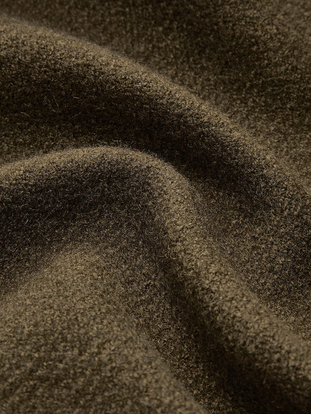 matière bouclée kaki olive, texture dense et chaude, illustration du style tendance.
