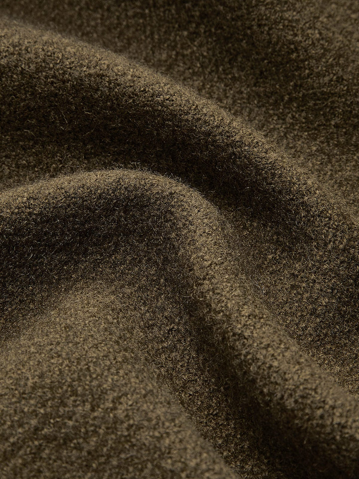 matière bouclée kaki olive, texture dense et chaude, illustration du style tendance.