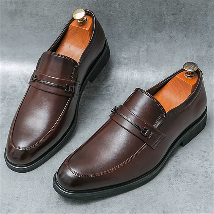 Herren-Loafer aus Leder mit Metallschnalle und abgerundeter Spitze