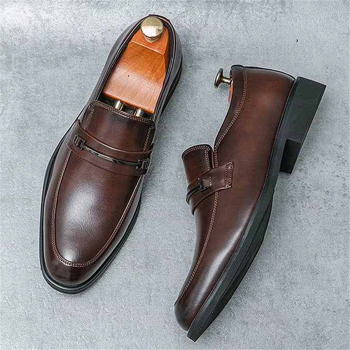 Herren-Loafer aus Leder mit Metallschnalle und abgerundeter Spitze