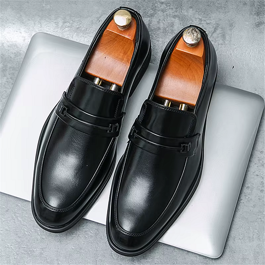 Herren-Loafer aus Leder mit Metallschnalle und abgerundeter Spitze