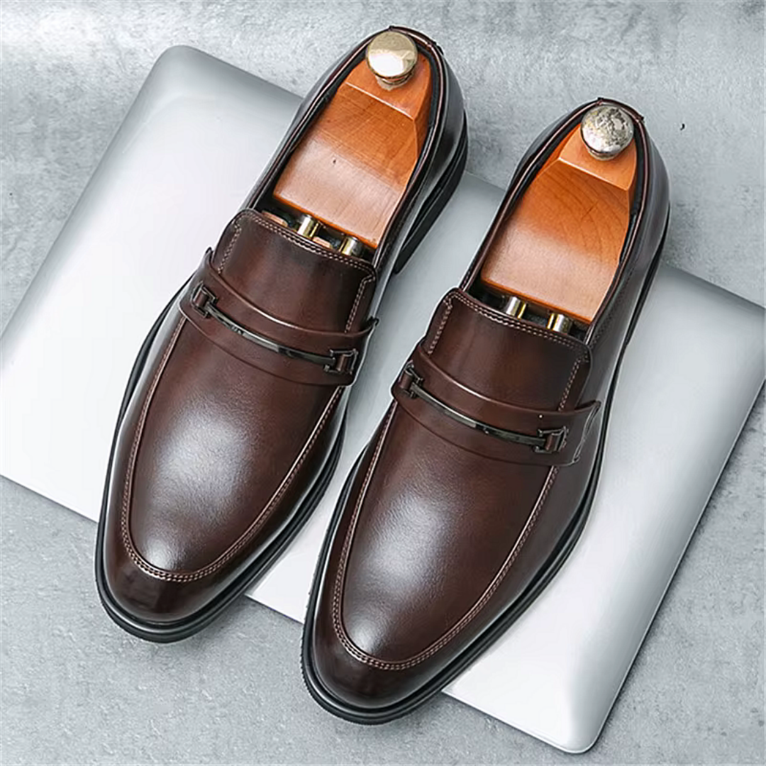 Herren-Loafer aus Leder mit Metallschnalle und abgerundeter Spitze