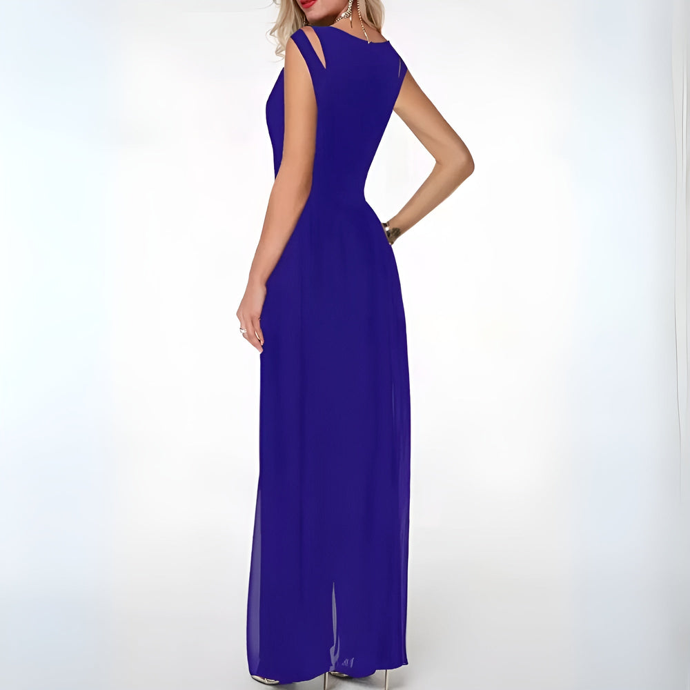 Combinaison d’été Ursuline pour femme, bleu roi style fête, coupe longue et fluide avec épaules ajourées, vue de dos, portée avec talons.