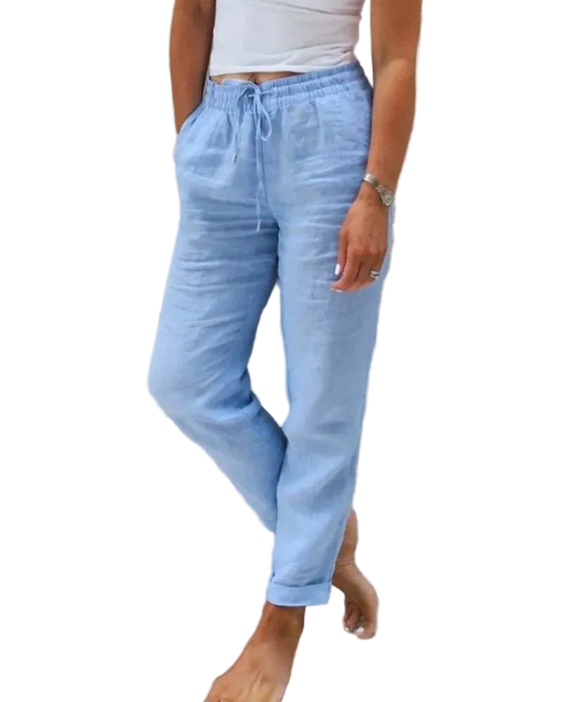 Un pantalon bleu clair pour femme, avec une taille élastique et des poches latérales. Il offre une coupe décontractée et élégante, idéale pour les journées estivales. Parfait pour un look à la fois confortable et moderne, à porter en toute occasion.