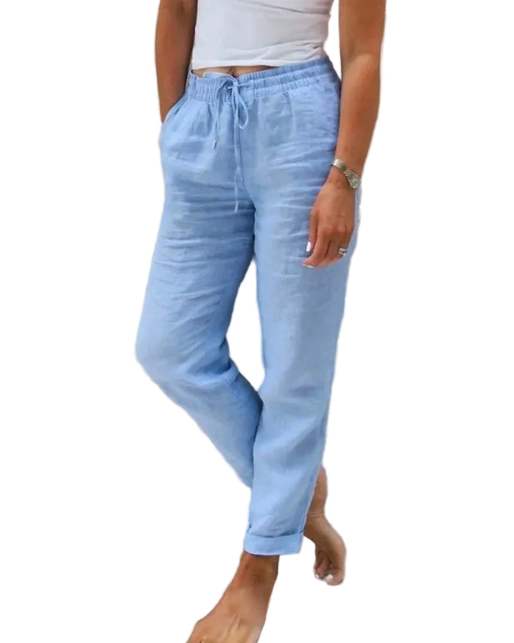 Un pantalon bleu clair pour femme, avec une taille élastique et des poches latérales. Il offre une coupe décontractée et élégante, idéale pour les journées estivales. Parfait pour un look à la fois confortable et moderne, à porter en toute occasion.