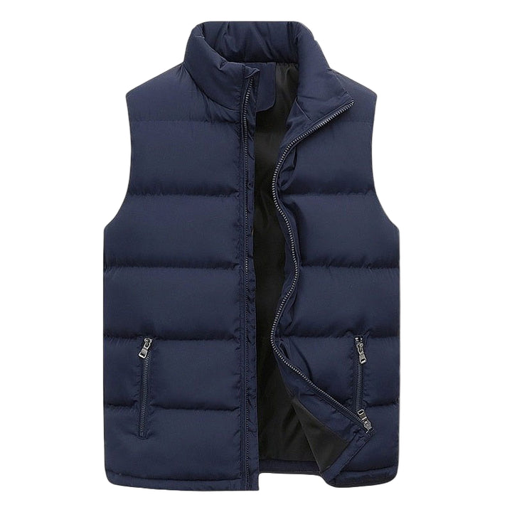 Gilet sans manches bleu marine pour homme, matelassé avec des poches latérales zippées et un col montant. Ce gilet est conçu pour offrir chaleur et confort tout en restant pratique et élégant.