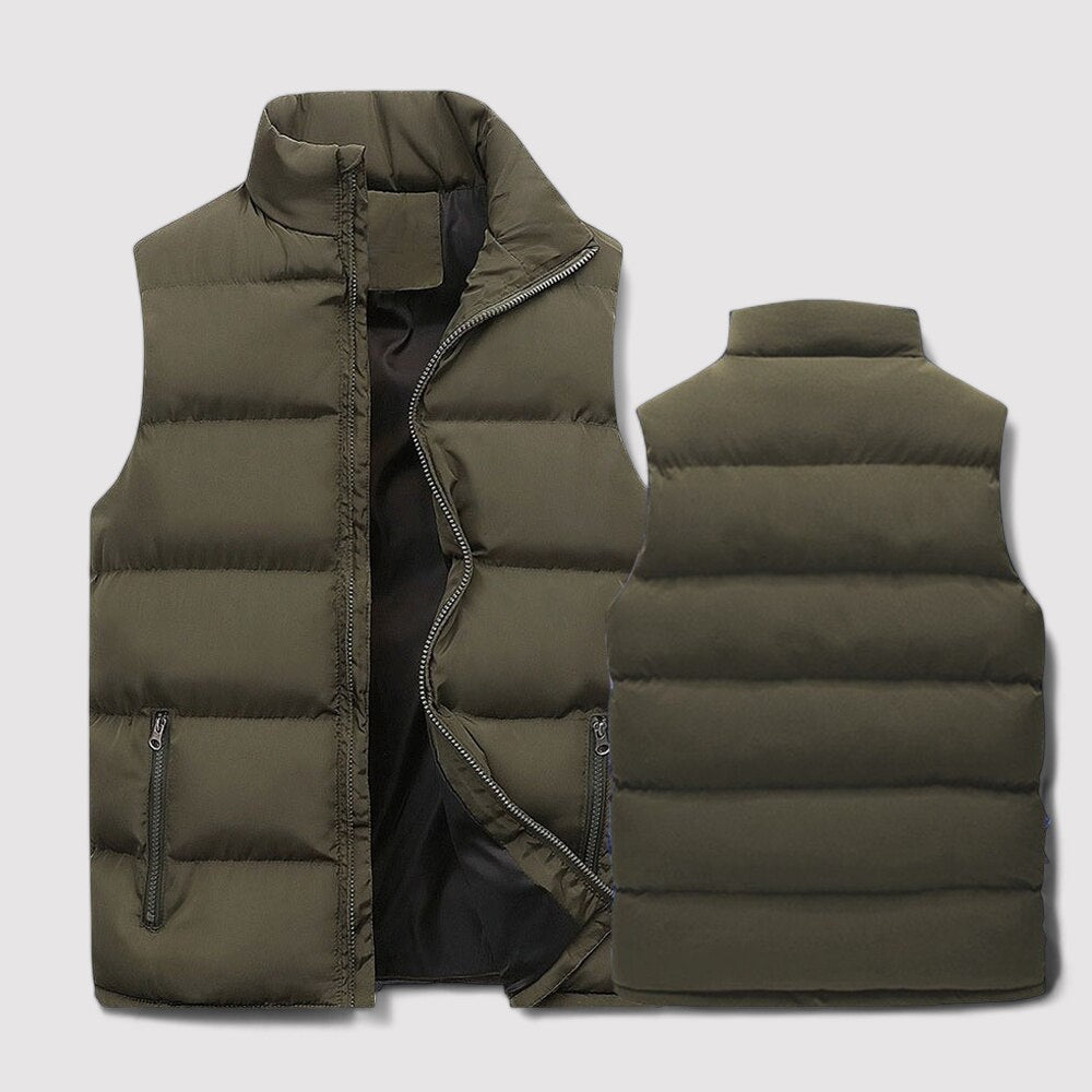 Gilet sans manches vert olive pour homme, matelassé avec des poches latérales zippées et un col montant. Ce gilet est idéal pour offrir chaleur et confort lors des journées fraîches.