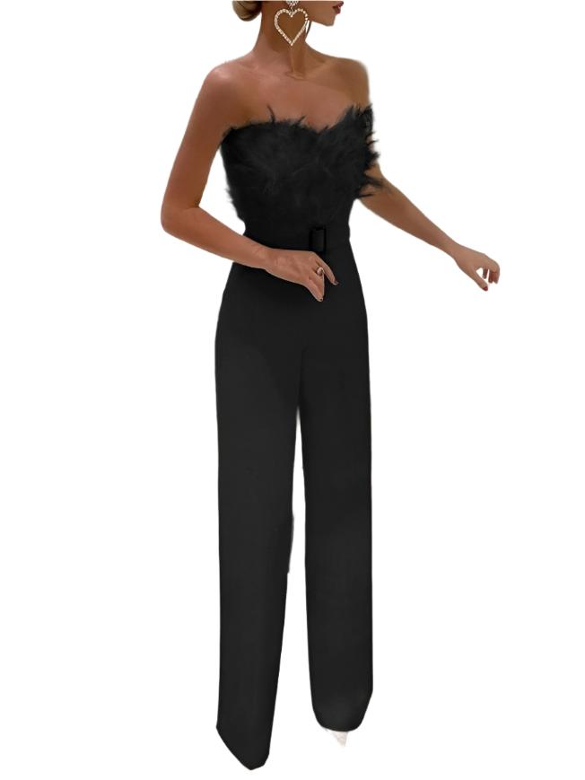Une combinaison noire élégante pour femme avec un bustier orné de plumes et un pantalon à coupe large. Accessoires en forme de cœur ajoutent une touche moderne et glamour.