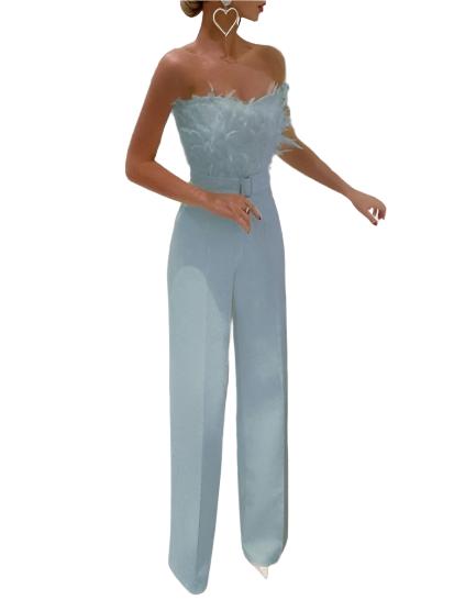 Une combinaison légère et élégante en bleu clair pour femme, dotée d'un bustier orné de plumes et d'un pantalon à coupe droite. Accessoires en forme de cœur ajoutent une touche moderne.