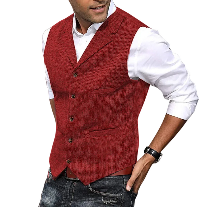 Gilet court pour hommes Virgile moderne, coloris rouge bordeaux à motif chevrons, coupe ajustée avec boutons et poches passepoilées, porté sur chemise blanche avec jean.