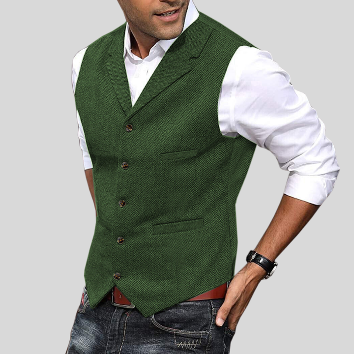 Gilet court pour hommes Virgile moderne, bordeaux foncé à motif chevrons, coupe ajustée avec boutonnage et poches, porté sur chemise blanche avec jean.