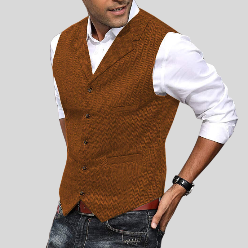 Gilet court pour hommes Virgile moderne, coloris orangé à motif chevrons, coupe ajustée avec boutonnage et poches, porté sur chemise blanche avec jean.