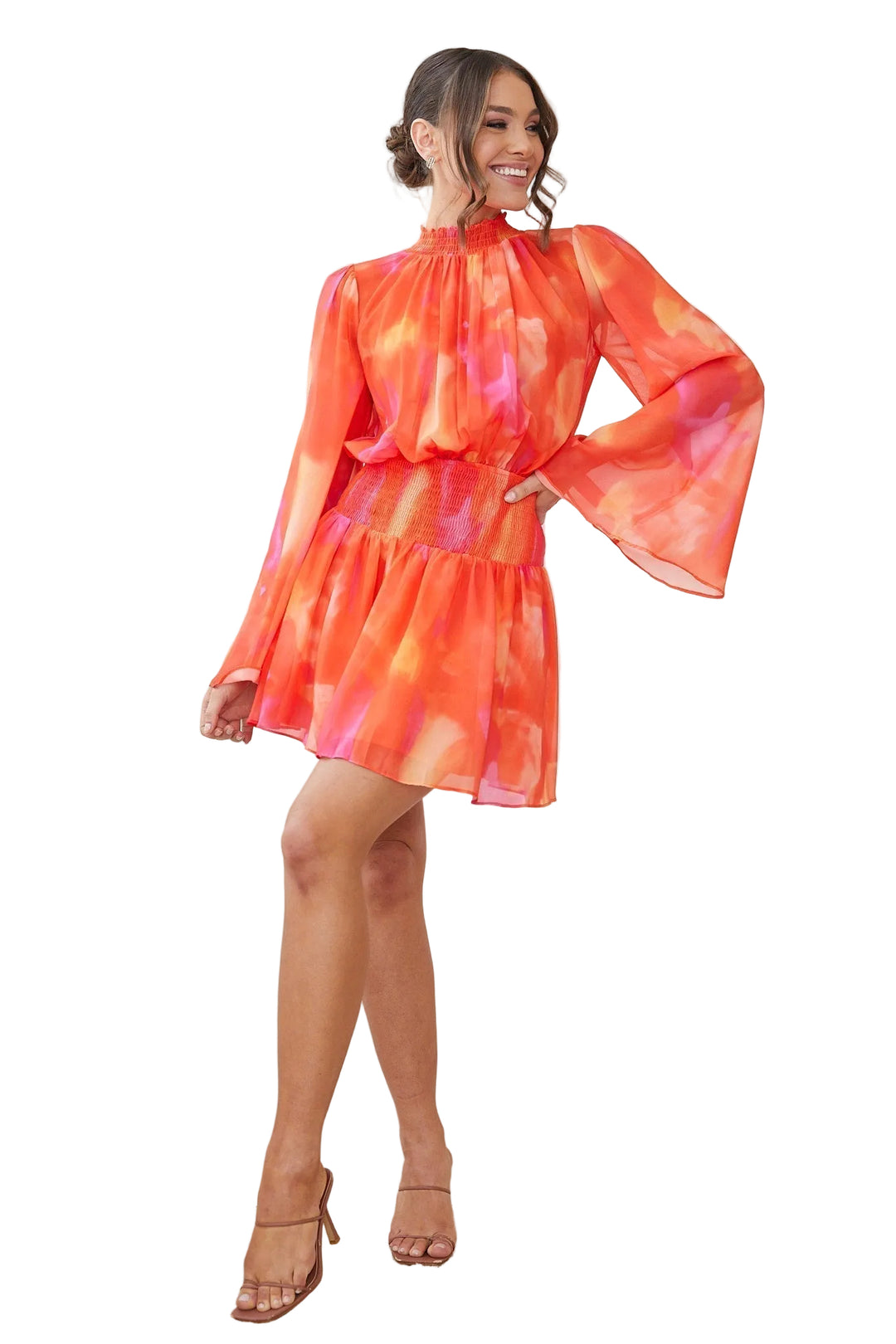 Robe mini d'été à manches longues pour femme, style moderne avec un joli dégradé de couleurs orange et rose. Le modèle présente un buste smocké et des manches évasées, offrant une silhouette fluide et élégante. Idéale pour un look estival chic et décontracté.