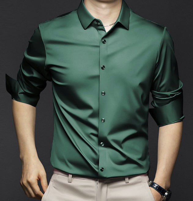 Chemise d’été Wulfric pour homme, vert foncé moderne à manches longues retroussées et boutonnée, coupe élégante portée avec pantalon beige.