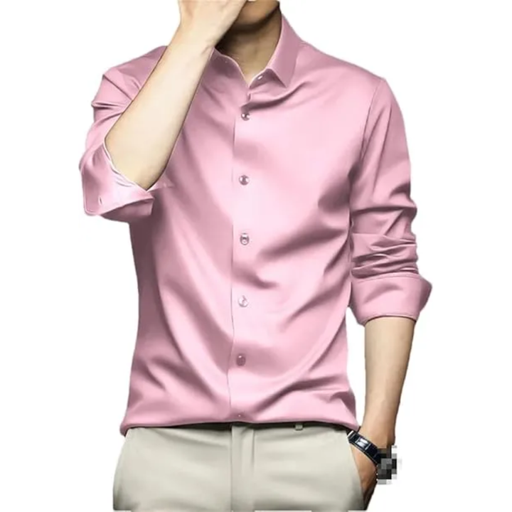 Chemise d’été Wulfric pour homme, rose moderne à manches longues retroussées et boutonnée, coupe élégante portée avec pantalon beige.