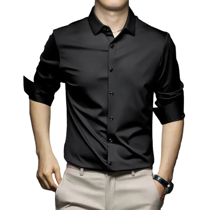 Chemise d’été Wulfric pour homme, noire moderne à manches longues retroussées et boutonnée, coupe élégante portée avec pantalon beige.