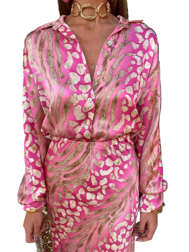 Gros plan sur la robe d’été Wynéa à manches longues, style chemise en satin rose avec imprimé doré, col ouvert et taille ceinturée.