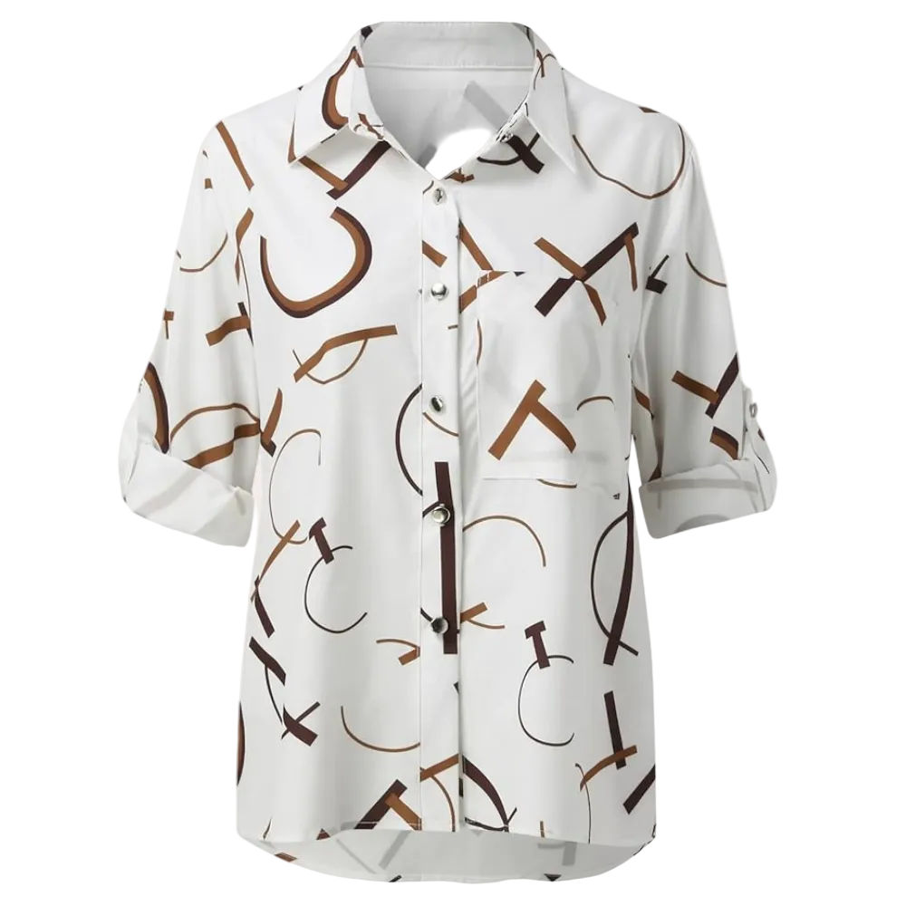 Chemise femme Xavine blanche à manches retroussées avec motif de lettres graphiques marron. Modèle boutonné avec col classique et poche poitrine, parfait pour un look tendance, moderne et décontracté.