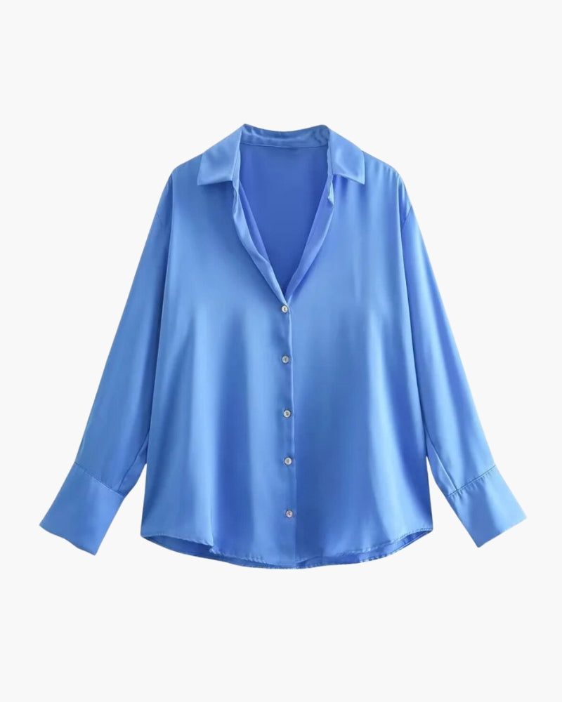 Polo Xénia pour femme, à manches longues, de couleur bleu clair. Ce modèle moderne et élégant, avec un col classique et des boutons en façade, offre une touche de fraîcheur et de sophistication pour un look à la fois chic et décontracté.