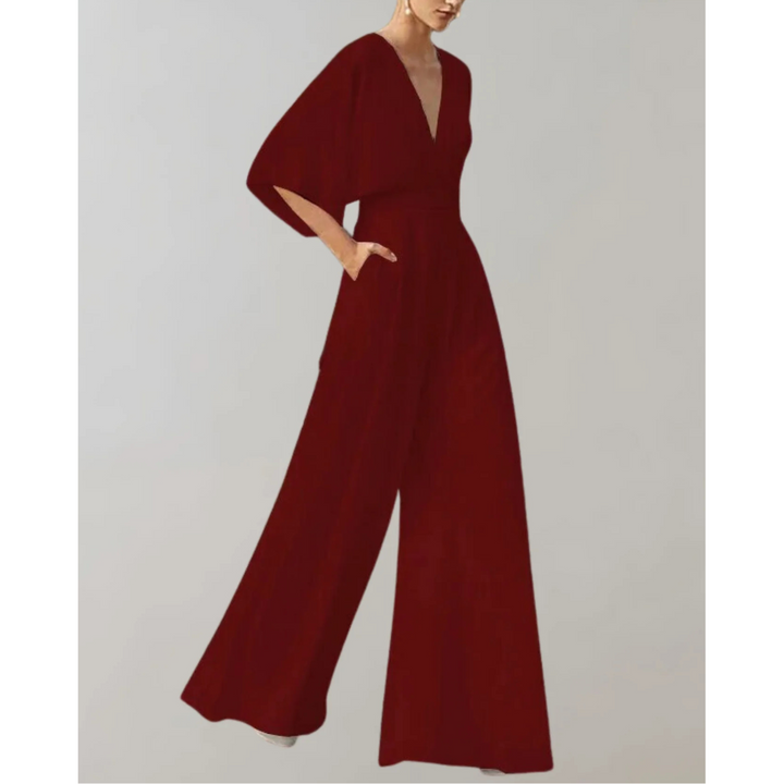 Combinaison fluide bordeaux à col V, manches amples et pantalon large, taille marquée, portée par un mannequin sur fond neutre.