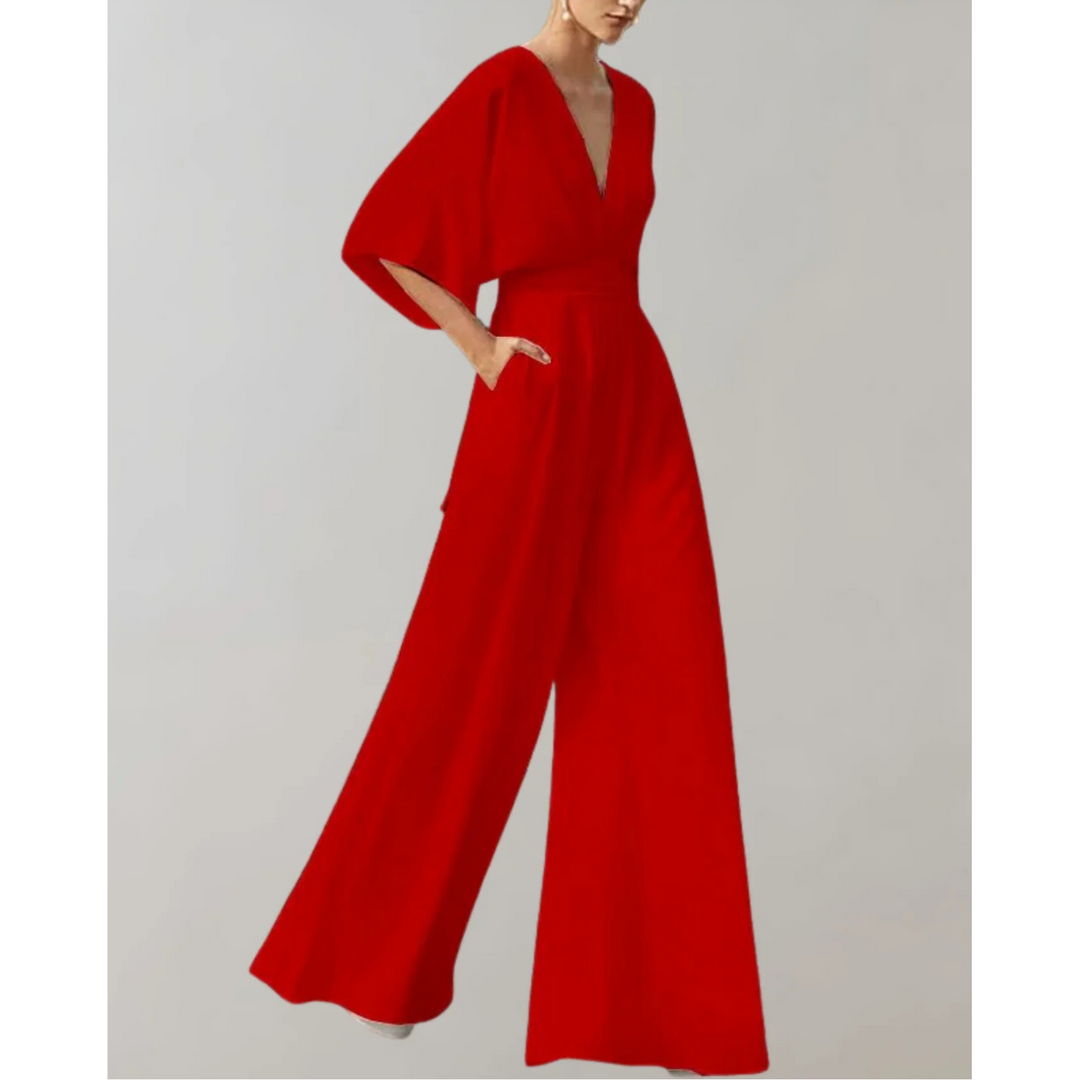 Combinaison fluide rouge à col V, manches amples et pantalon large, taille marquée, portée par un mannequin sur fond neutre.