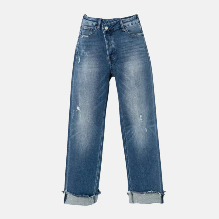 Pantalon droit Zephyra pour femme jean bleu taille haute à coupe droite, délavage effet vintage avec légères usures, poches avant et arrière, et bas retroussés style moderne et tendance.