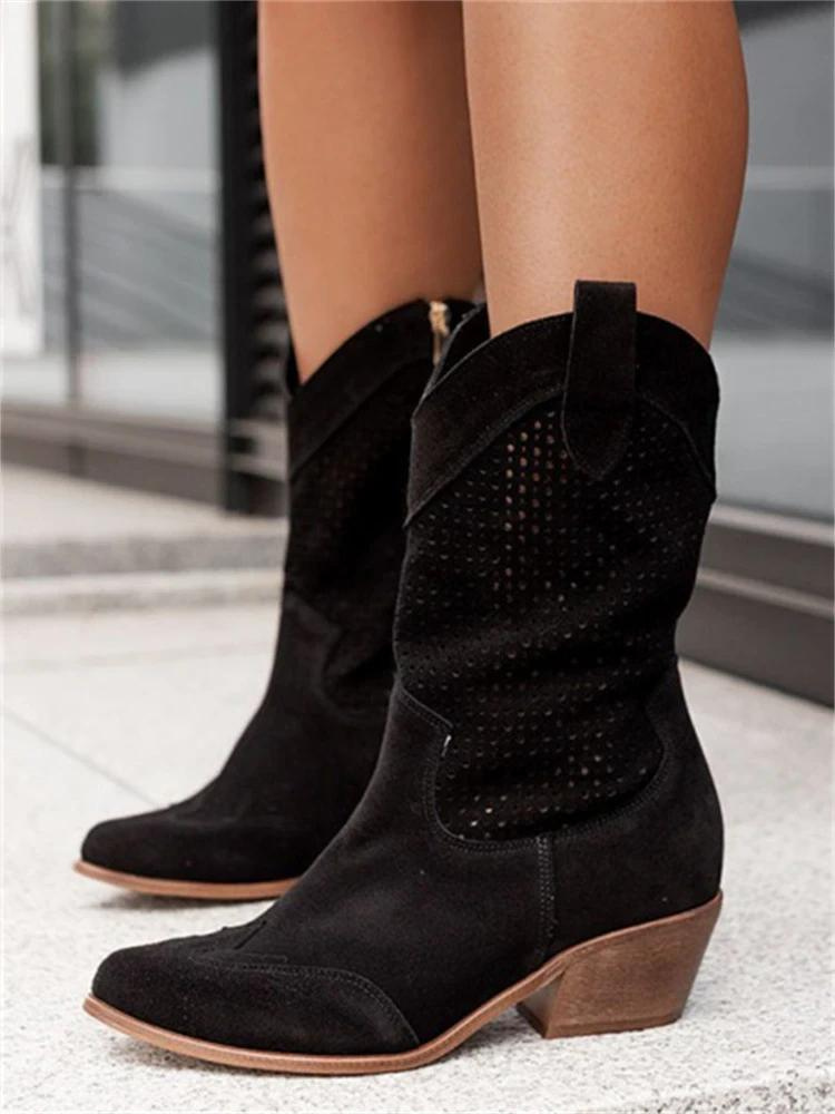 Bottes western mi-longues en daim noir pour femme, dotées d’un talon moyen en bois et d’un design perforé élégant. Ces bottes combinent un style chic et décontracté, parfait pour les tenues de saison. Leur coupe mi-haute et leur matière douce assurent confort et allure moderne, idéales pour un look tendance au quotidien.