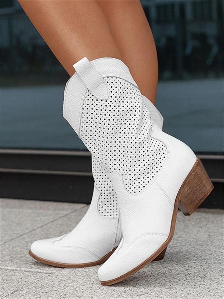 Bottes western blanches pour femme en cuir texturé, avec design perforé pour une meilleure aération et talon en bois moyen. Chaussures mi-hautes au style élégant, idéales pour un look tendance et confortable, parfaites pour les tenues de ville ou les sorties décontractées.