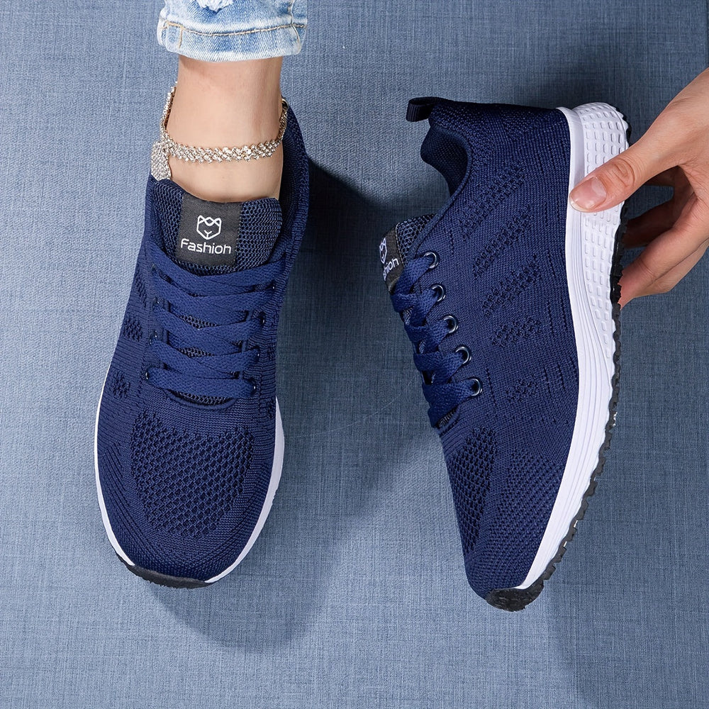 Vue du dessus des chaussures de sport Zoraida tendance pour femme, baskets bleu marine en maille respirante avec lacets et semelle blanche légère, idéales pour le confort au quotidien.