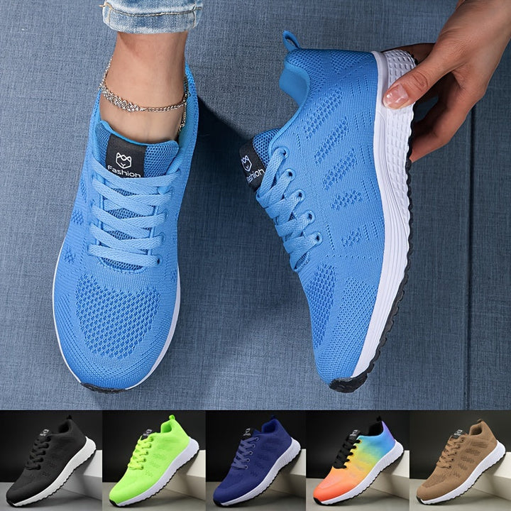 Vue du dessus des chaussures de sport Zoraida tendance pour femme, baskets bleu clair en maille respirante avec semelle blanche légère, avec aperçu des coloris disponibles en bas de l’image.