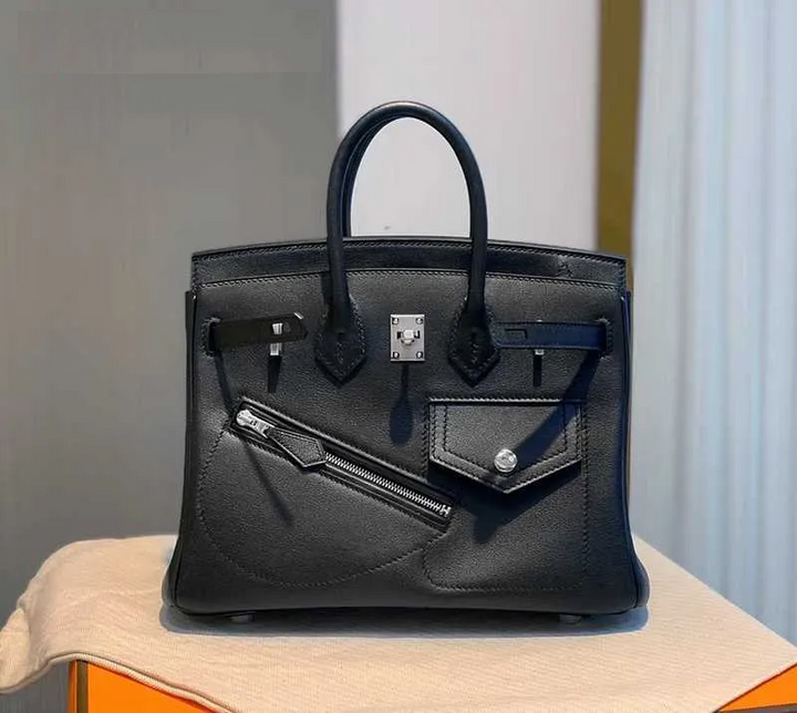 Women's full-grain leather handbag with padlock clasp and chain