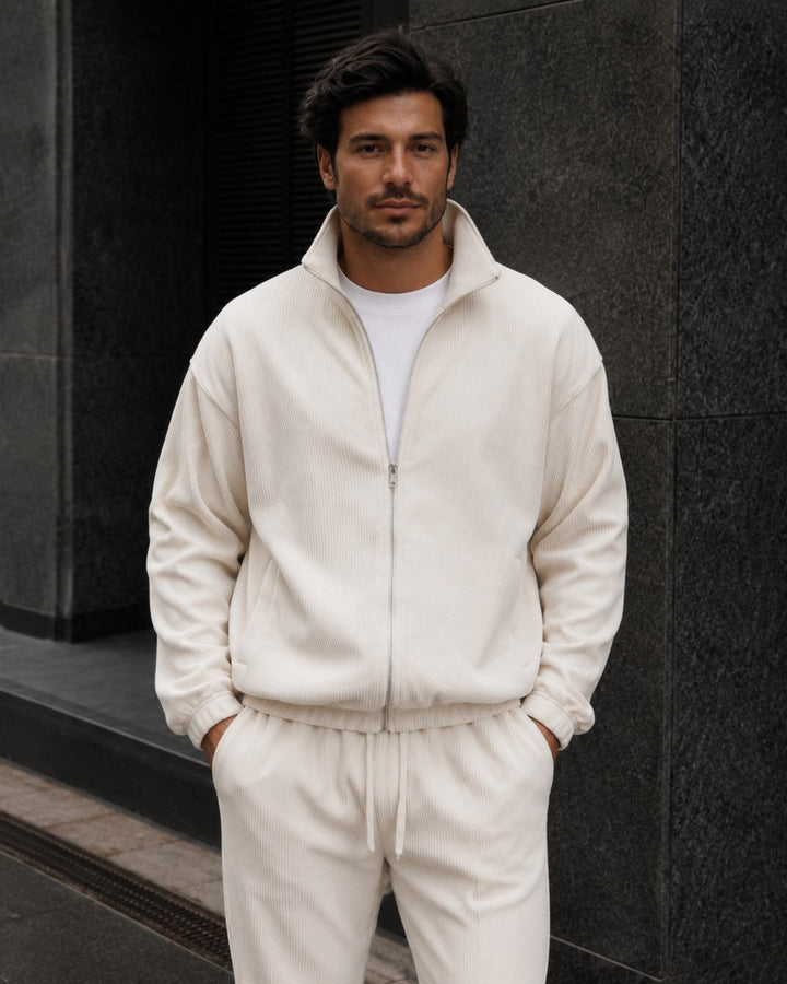 Completo da uomo in maglia con giacca con zip integrale e colletto rialzato e pantaloni affusolati