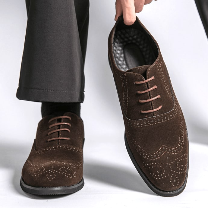 Scarpe Oxford da uomo in camoscio con dettagli brogue e lacci