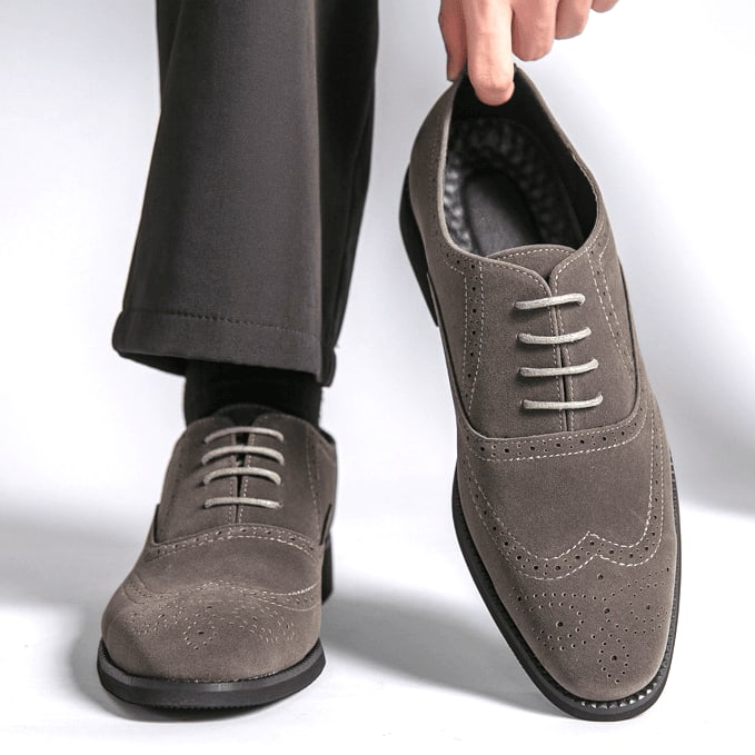 Scarpe Oxford da uomo in camoscio con dettagli brogue e lacci